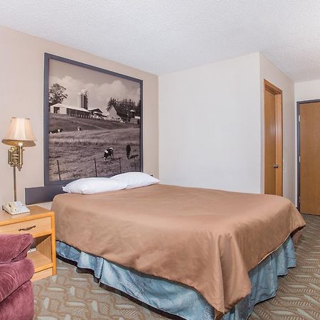 מלון Super 8 By Wyndham Monroe Wi מראה חיצוני תמונה